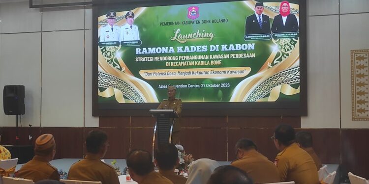 Bupati Bone Bolango Ismet Mile saat meluncurkan RAMONA KADES DI KABON (Strategi Mendorong Pembangunan di Perdesaan) di Kecamatan Kabila Bone yang dilaksanakan di Azlea Convention Centre, Selasa (27/10/2026). (F. Munifa/Diskominfo)