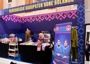 Dekranasda Bone Bolango saat ikut serta dalam pameran di sela-sela agenda kunjungan Istri Wakil Presiden RI, Selvi Ananda Gibran Rakabuming, bersama rombongan Solidaritas Perempuan untuk Indonesia (SERUNI) Kabinet Merah Putih di Gedung GPCC Kota Gorontalo, Selasa (13/10/2026). (F. Istimewa)