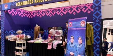 Dekranasda Bone Bolango saat ikut serta dalam pameran di sela-sela agenda kunjungan Istri Wakil Presiden RI, Selvi Ananda Gibran Rakabuming, bersama rombongan Solidaritas Perempuan untuk Indonesia (SERUNI) Kabinet Merah Putih di Gedung GPCC Kota Gorontalo, Selasa (13/10/2026). (F. Istimewa)