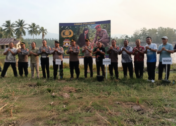 Sekretaris Daerah Bone Bolango saat menghadiri kegiatan Green Policing dalam rangka Penanaman Pohon di Kawasan Danau Perintis Suwawa, Jumat (23/10/2026)