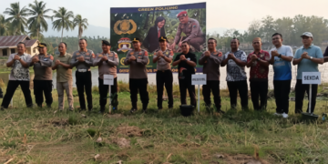 Sekretaris Daerah Bone Bolango saat menghadiri kegiatan Green Policing dalam rangka Penanaman Pohon di Kawasan Danau Perintis Suwawa, Jumat (23/10/2026)
