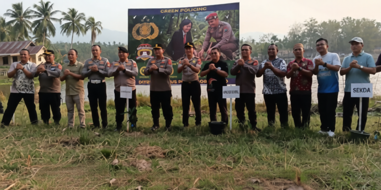 Sekretaris Daerah Bone Bolango saat menghadiri kegiatan Green Policing dalam rangka Penanaman Pohon di Kawasan Danau Perintis Suwawa, Jumat (23/10/2026)